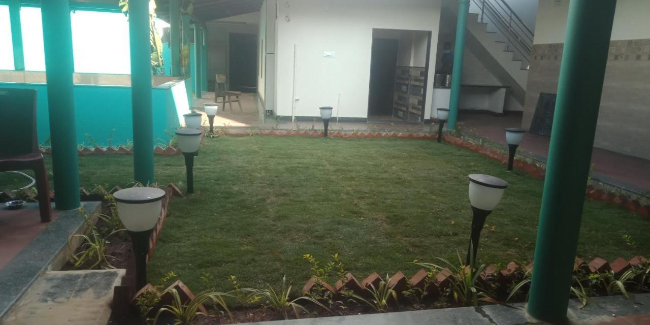 M G Residency Hotell Chikmagalūr Exteriör bild