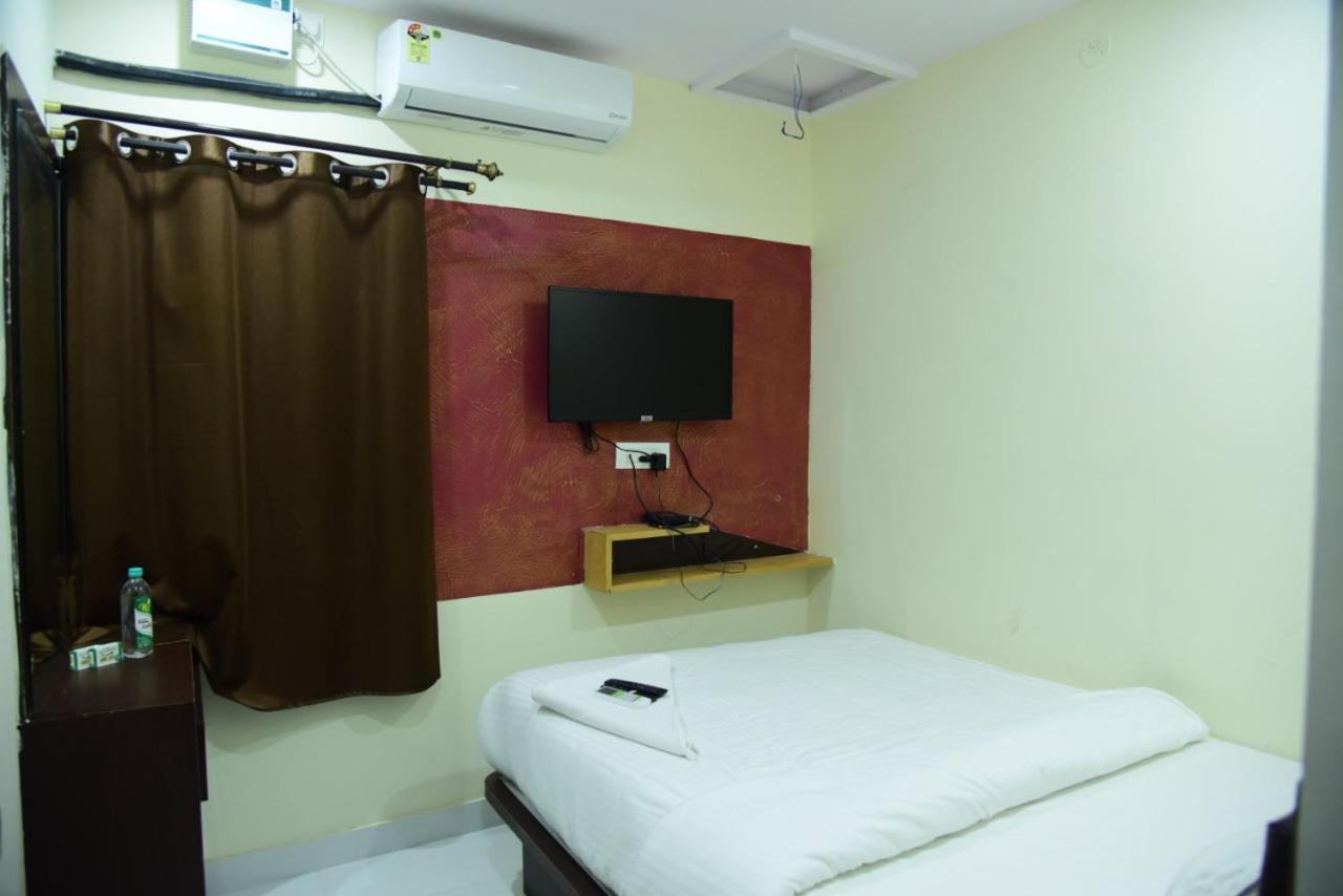 M G Residency Hotell Chikmagalūr Exteriör bild