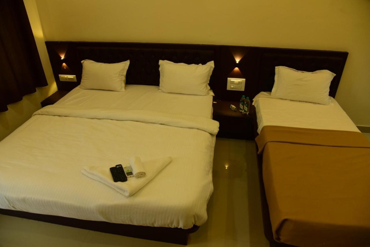 M G Residency Hotell Chikmagalūr Exteriör bild